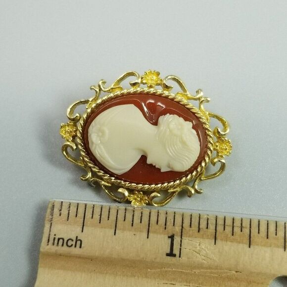 Vintage Red and White Oval Cameo Brooch, Gold Tone Floral Frame Lapel Pin - Picture 5 of 7